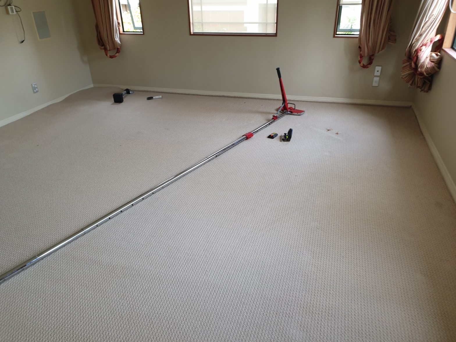 Carpet restretching setup in a residential room