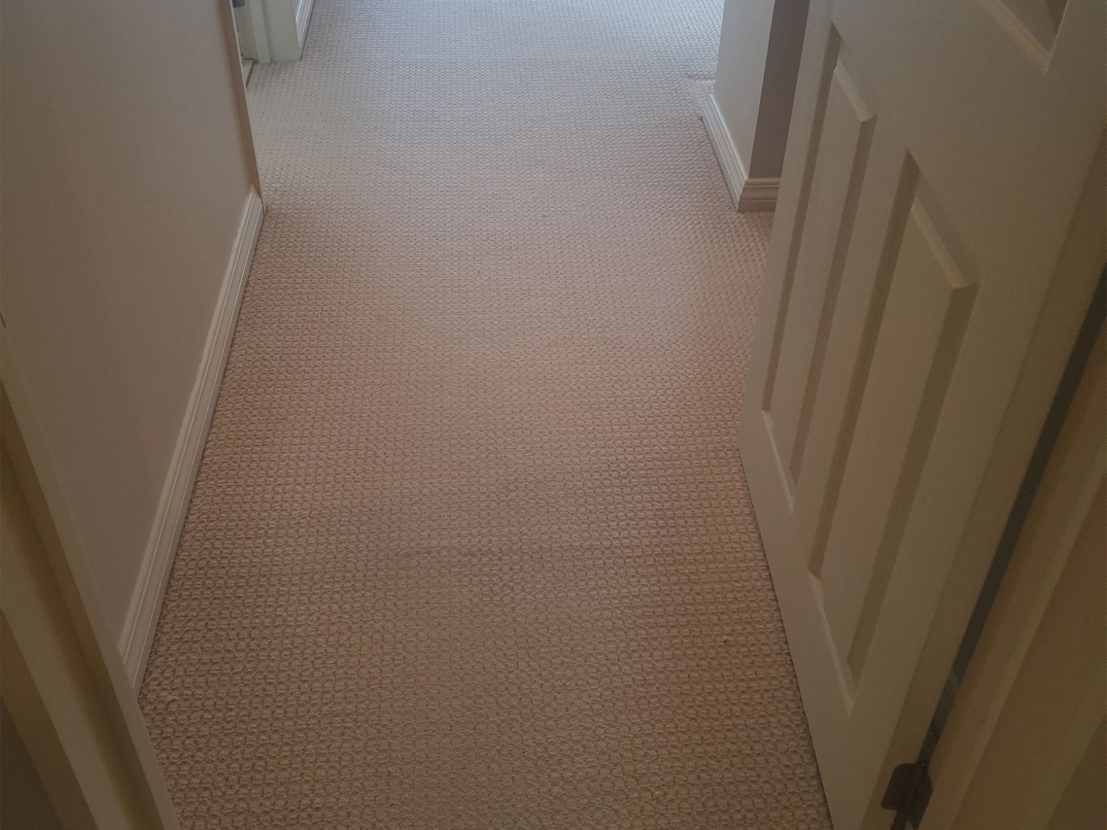 Restretched hallway carpet with smooth finish