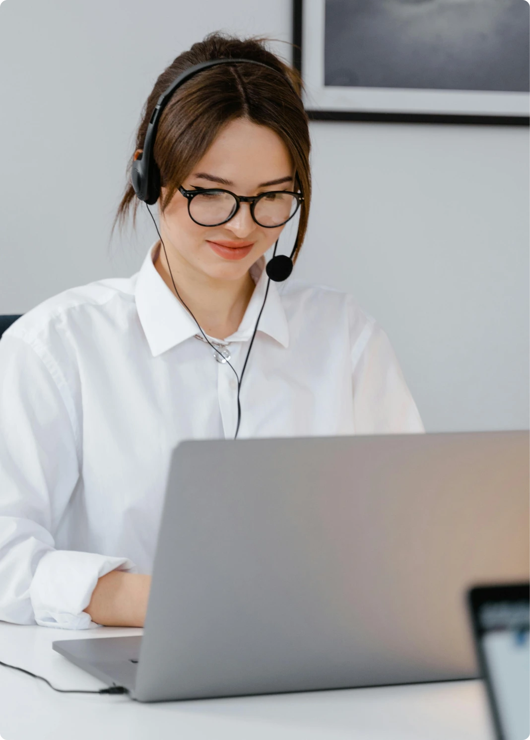24/7 guest support included in our Airbnb management services for property owners and landlords.